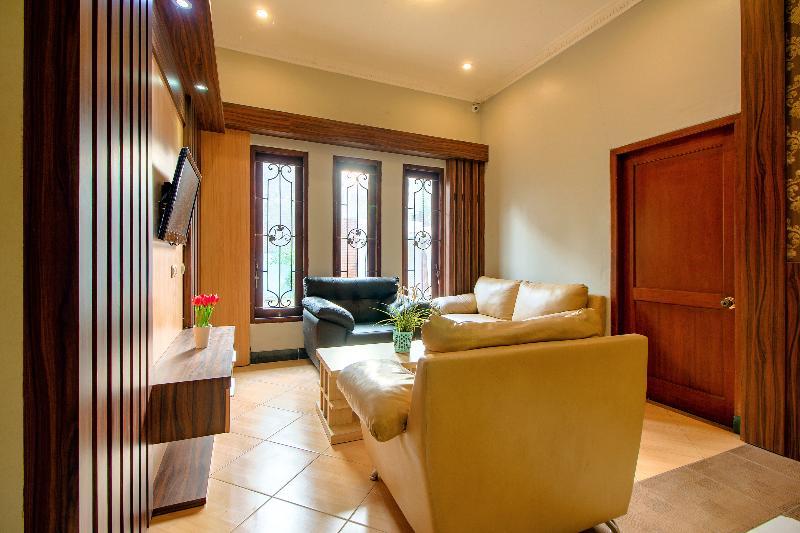 Oyo 1195 The Doctor'S Guest House Syariah Kejayan Esterno foto