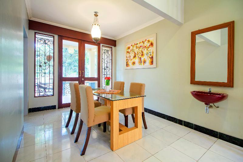 Oyo 1195 The Doctor'S Guest House Syariah Kejayan Esterno foto